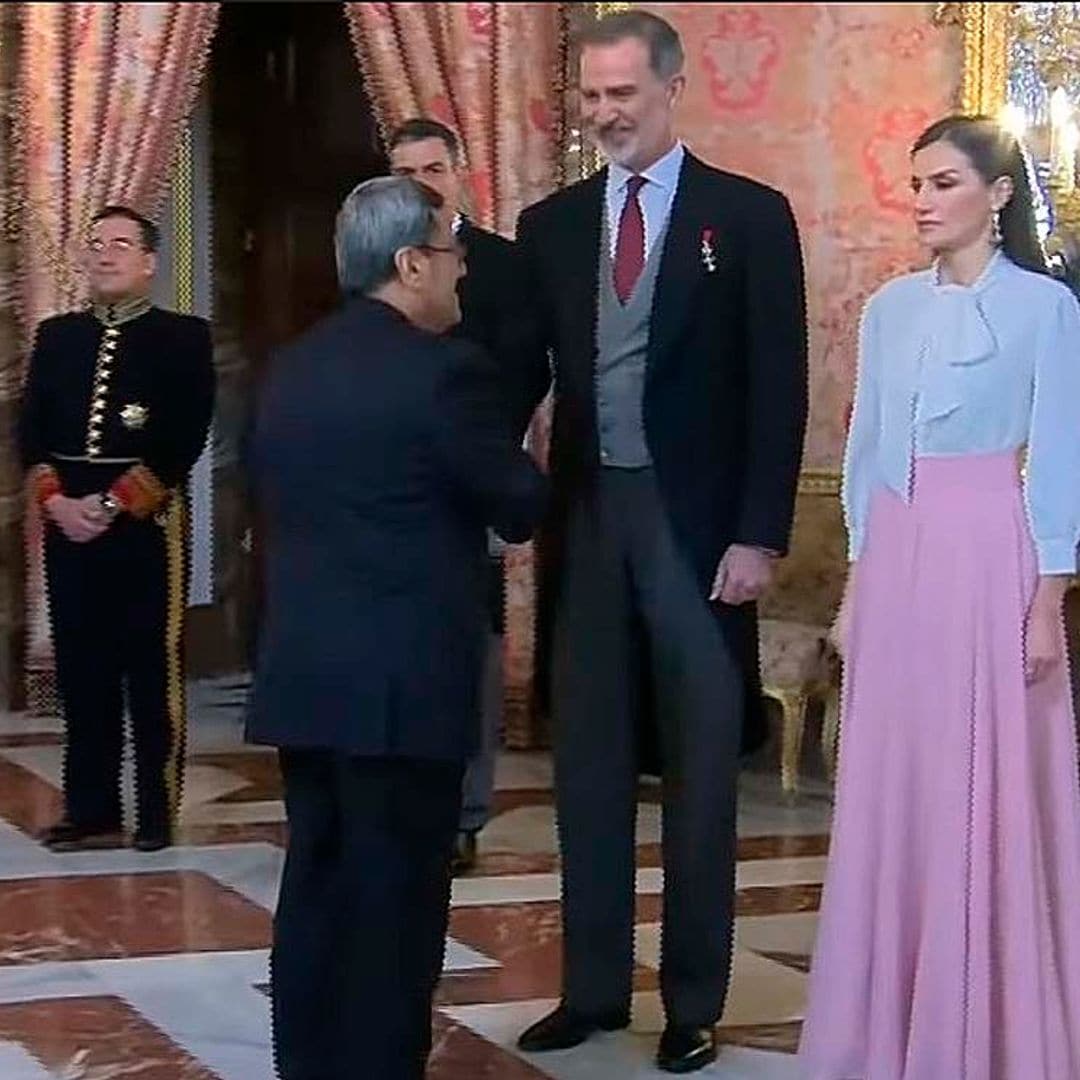 El momento en el que el embajador de Irán no da la mano a la Reina