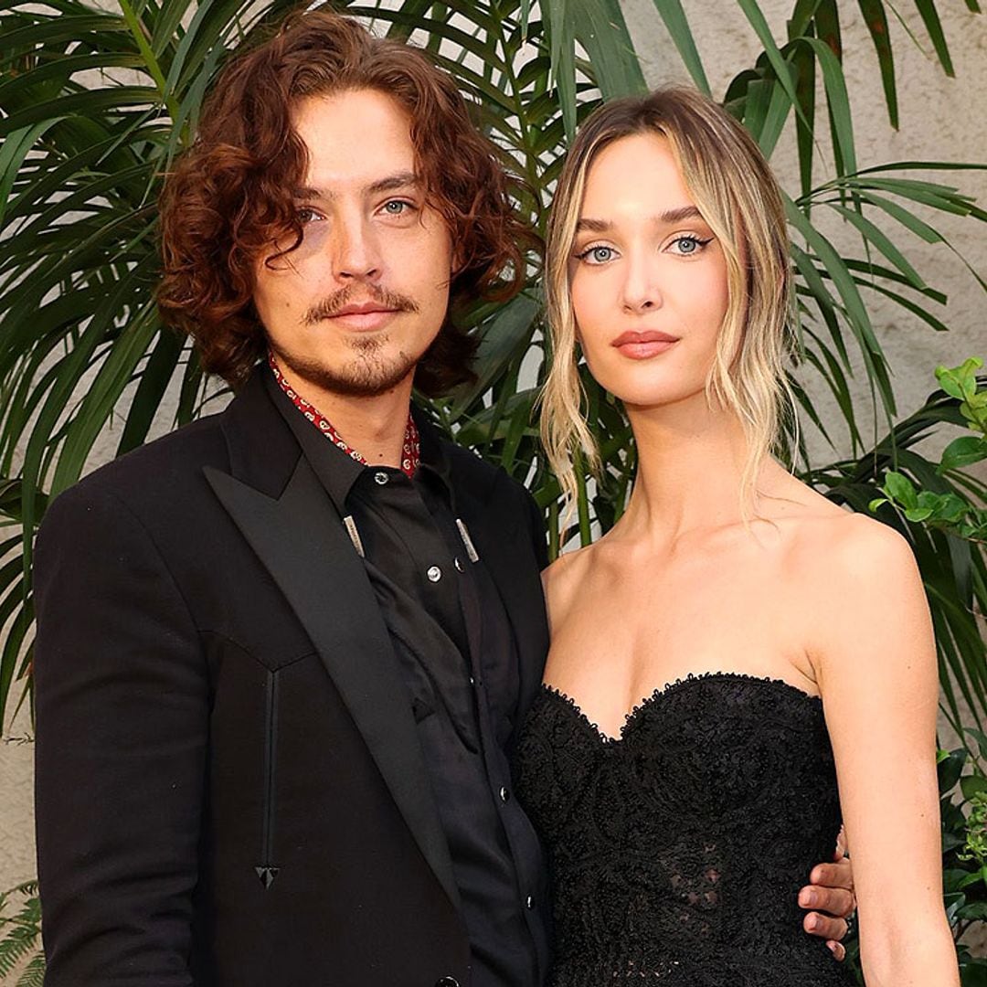 Cole Sprouse presume de amor con su novia, Ari Fournier, y un look al más puro estilo Johnny Depp