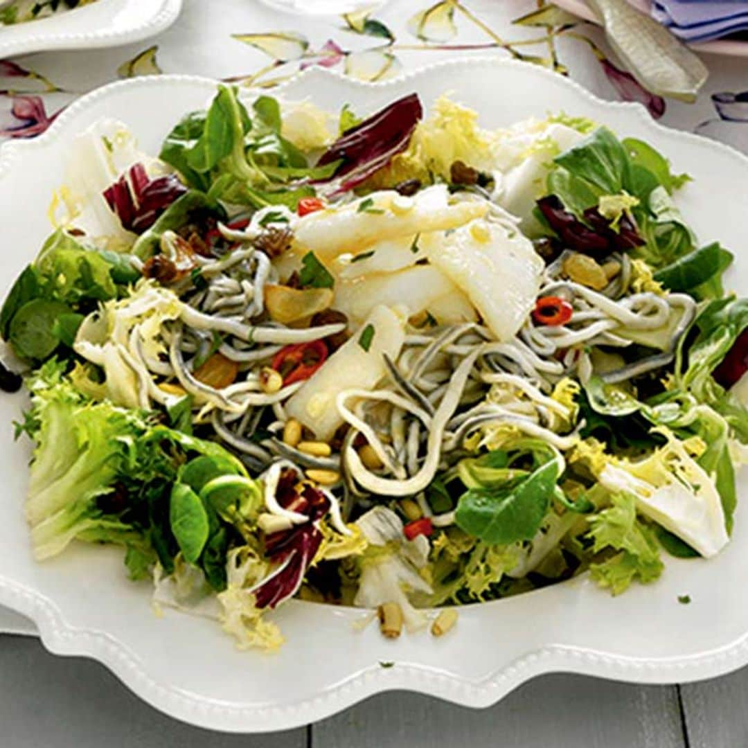 Ensalada de bacalao, gulas, pasas y piñones