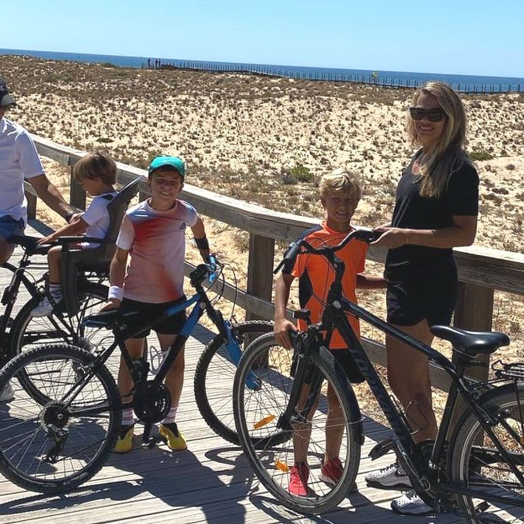 Tenis, golf, ciclismo... Carla Goyanes, su marido y sus niños, una familia muy deportista en Portugal