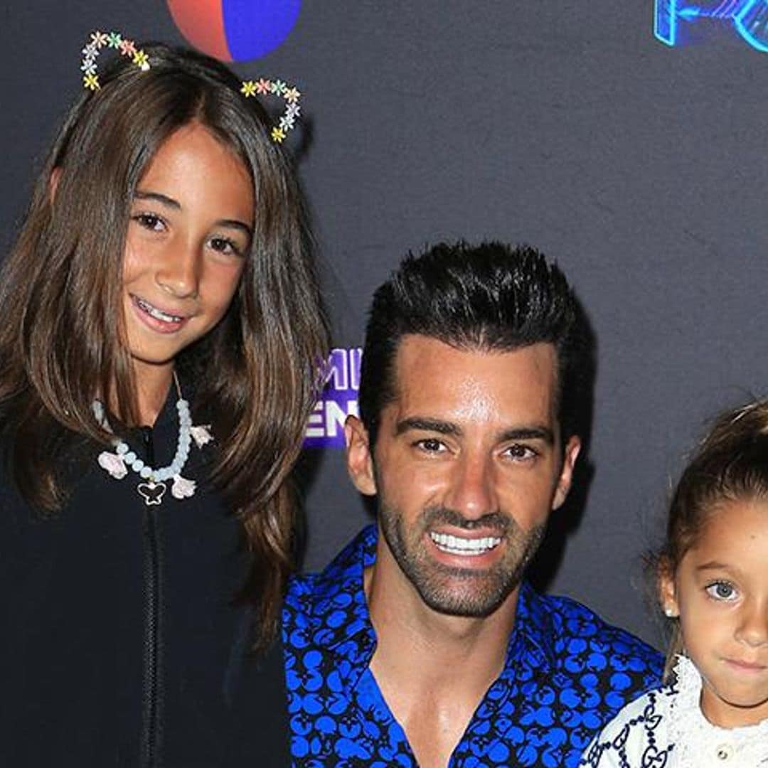 ¡De Gucci en Premios Juventud! La hija de Adamari López y Toni Costa lució muy a la moda