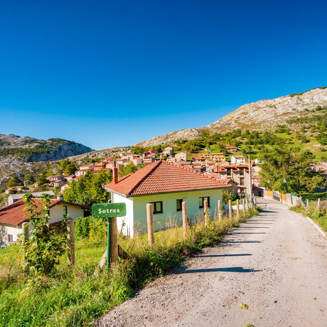 Pueblo de Sotres, el más alto de Asturias, en los Picos de Europa