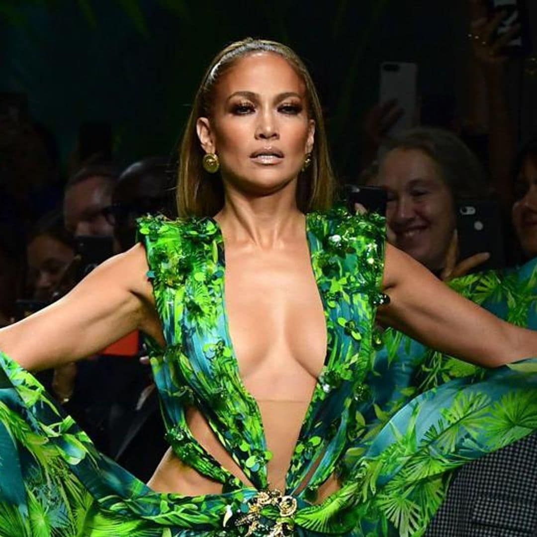 Jennifer Lopez vuelve a sorprender con una reinvención de su icónico vestido Versace