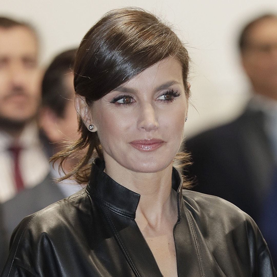 ¿Rockera o lady? La reina Letizia sorprende con su nueva coleta