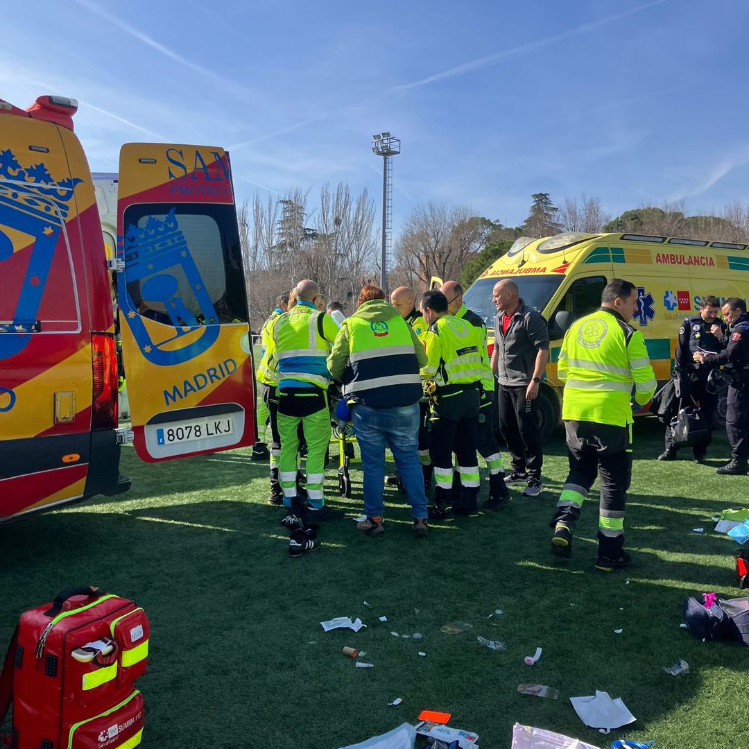 La heroica actuación de un grupo de futbolistas salva la vida de un árbitro en Moratalaz