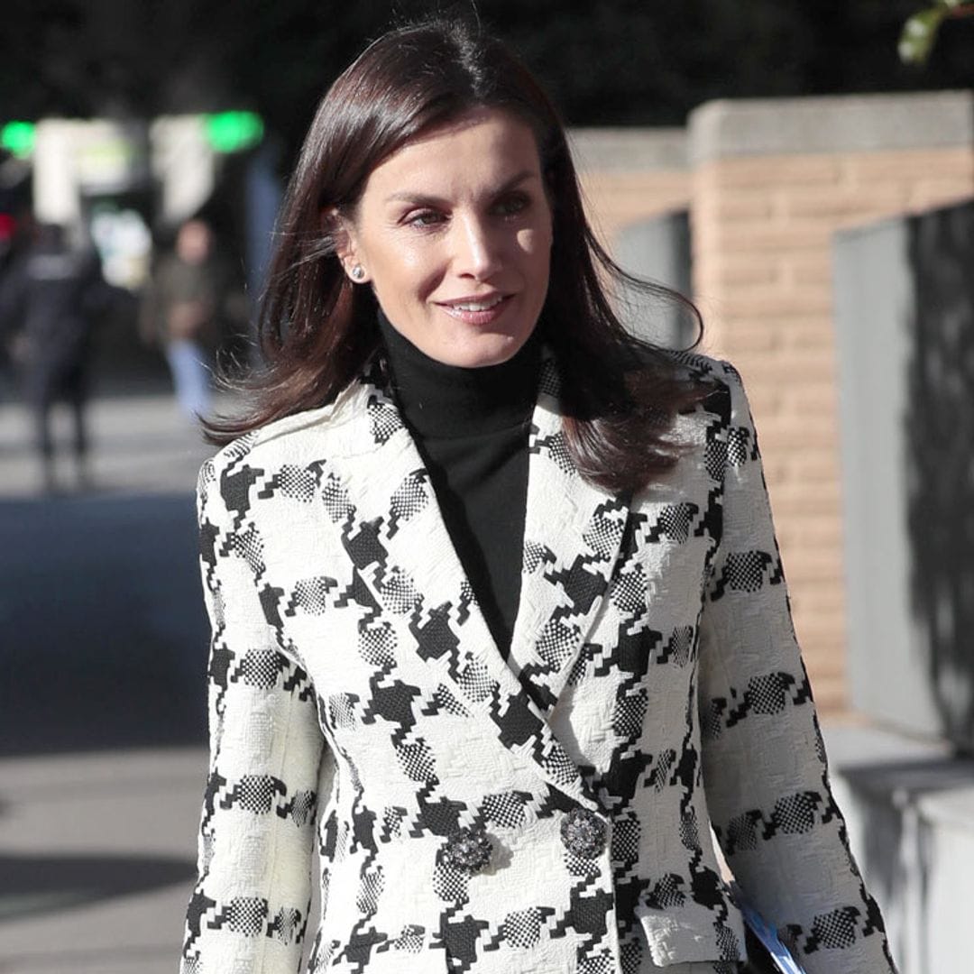 Doña Letizia moderniza su chaqueta-joya con unos roqueros leggins de cuero