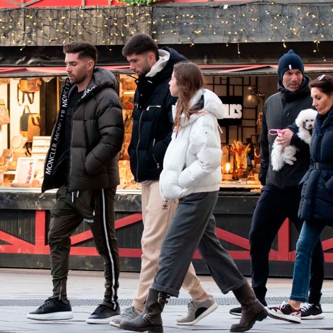 El lado más tierno de Zidane en familia paseando con su mujer, sus dos hijos y su mascota en brazos