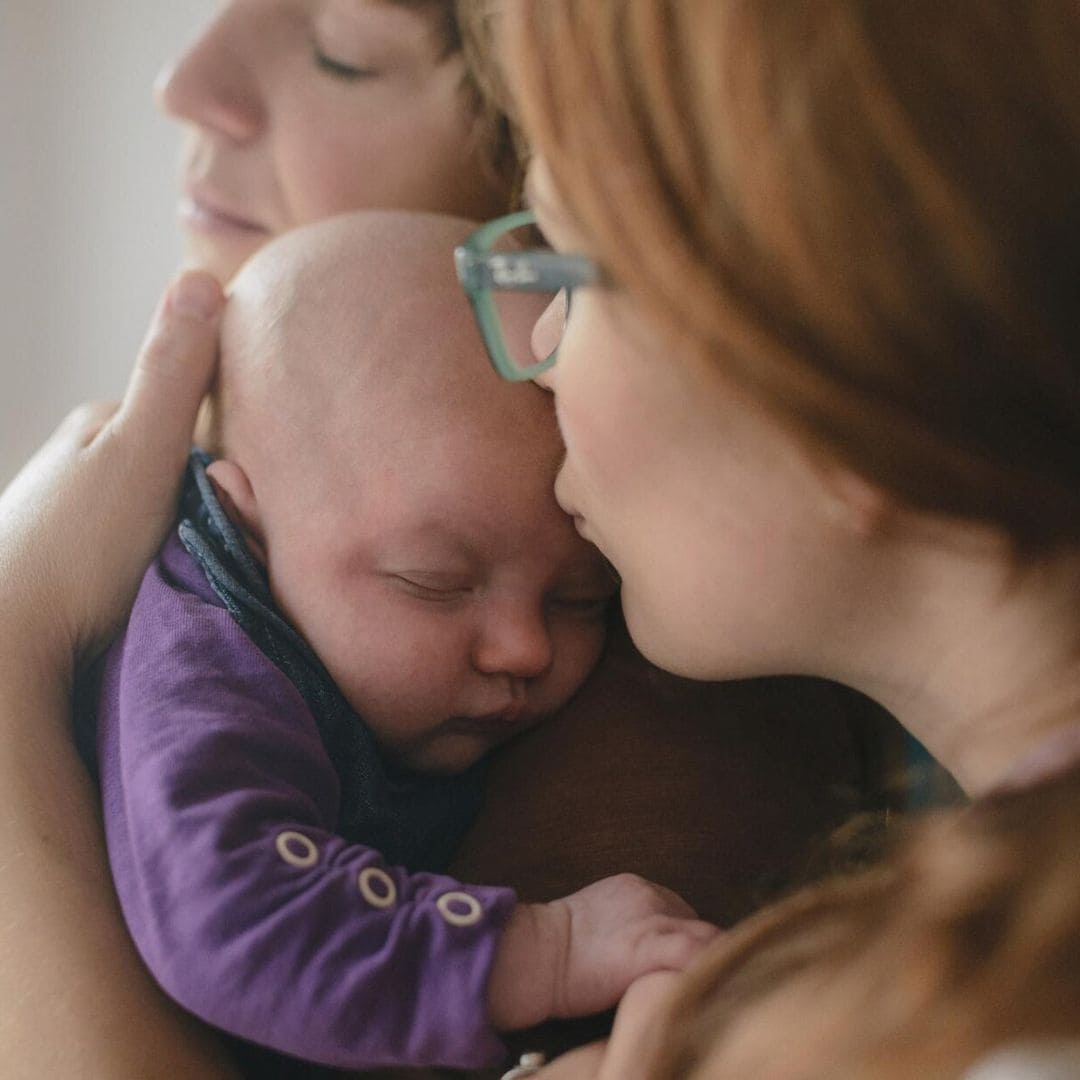 Así funciona la técnica que ha hecho posible el nacimiento del primer bebé gestado por dos mujeres