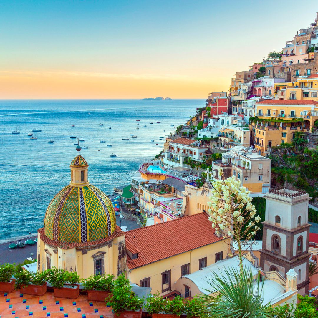 Positano, una de las villas más encantadoras y glamurosas de la Costa Amalfitana, Italia