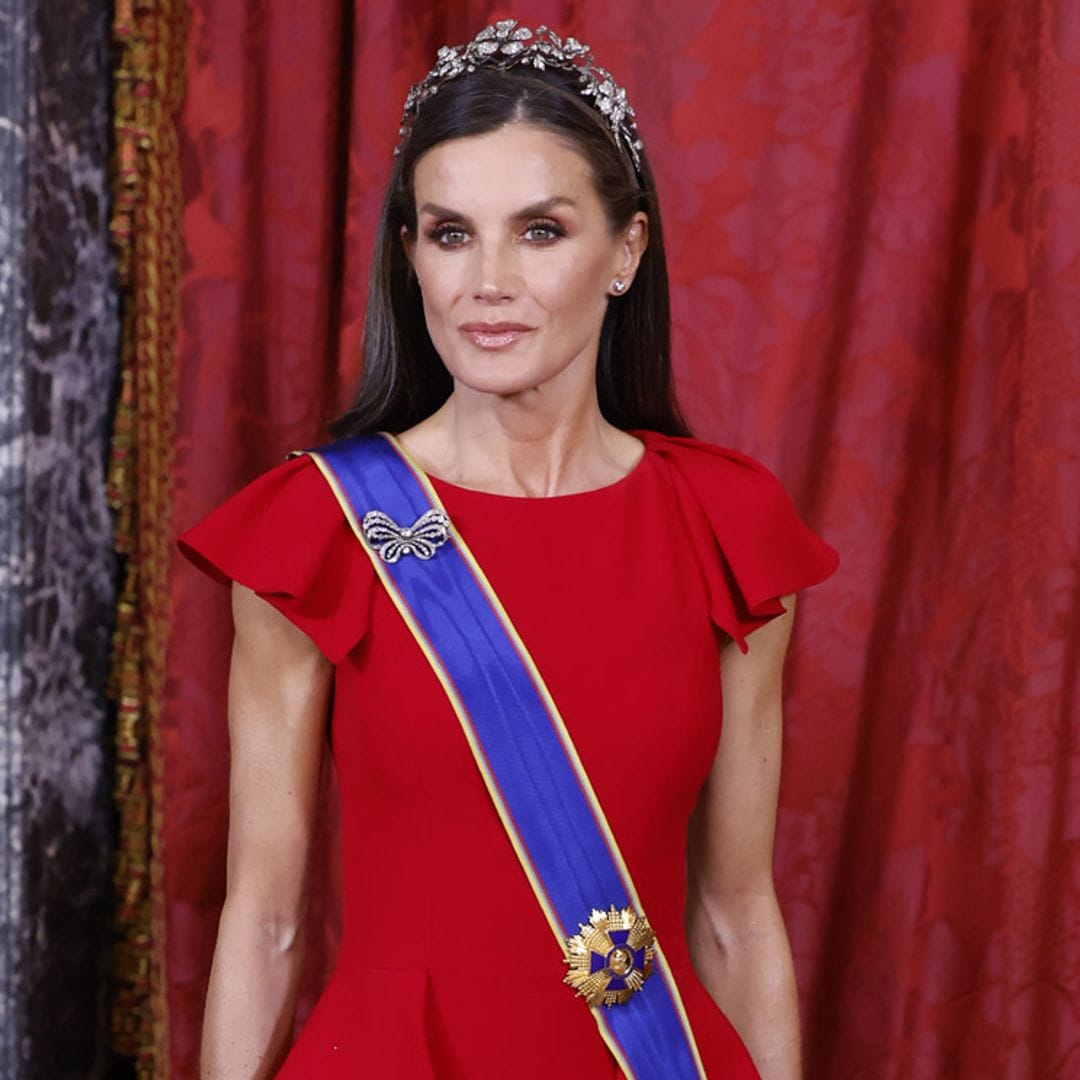 La Reina rescata la tiara floral de Mellerio con un nuevo vestido rojo de gala