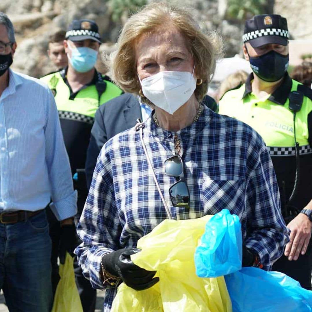 ¡Una reina muy ecologista! Doña Sofía participa en una recogida de residuos en la playa