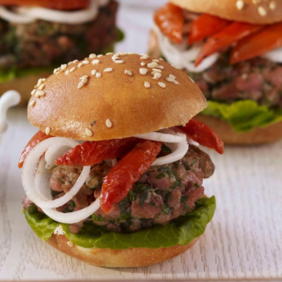 Hamburguesas con pepino y pimientos del piquillo