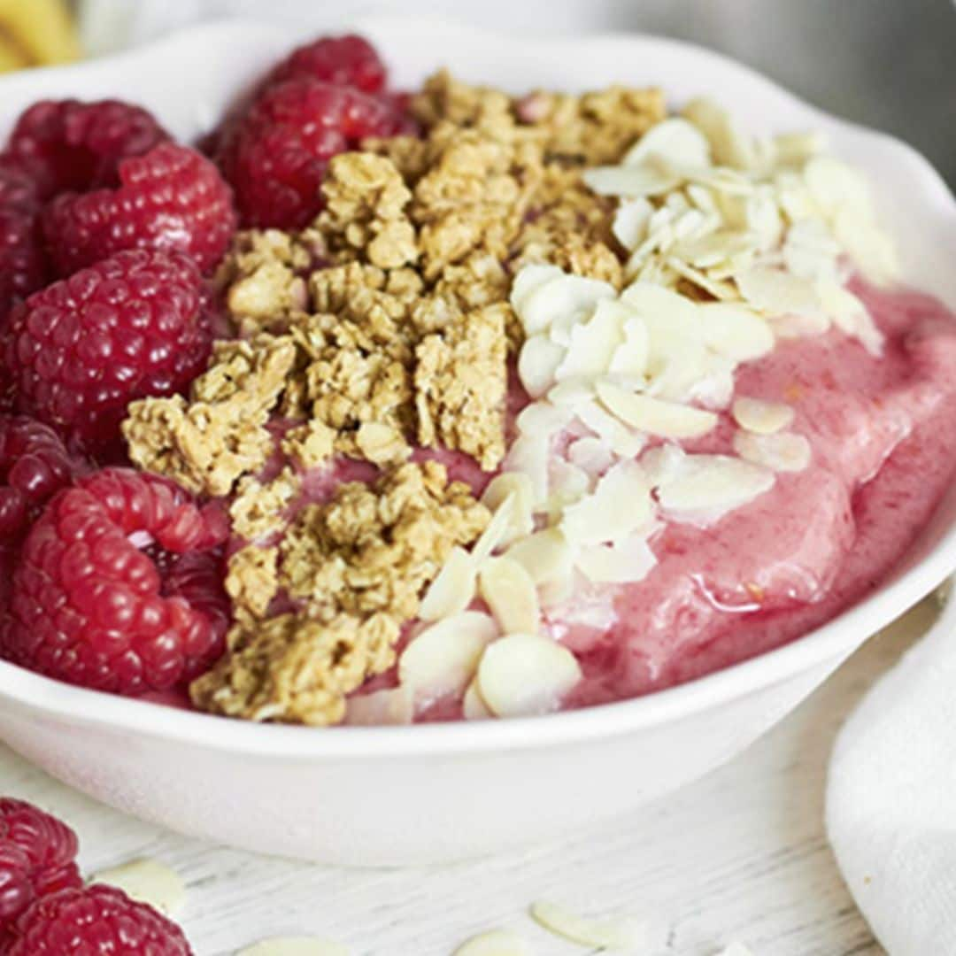 'Smoothie bowl' de frambuesas, mango y plátano