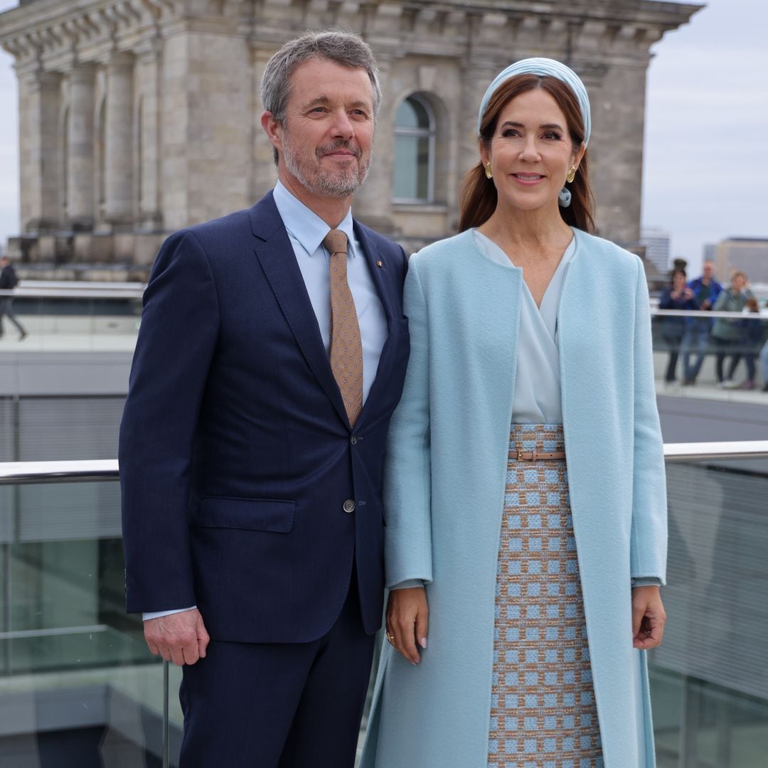 Mary de Dinamarca recicla un elegante look con abrigo y diadema coordinados en Berlín