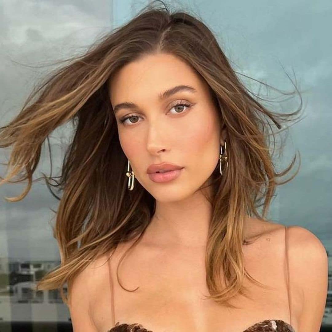 El look de invitada de Hailey Baldwin confirma la tendencia que Zara anticipó: vuelven las lentejuelas