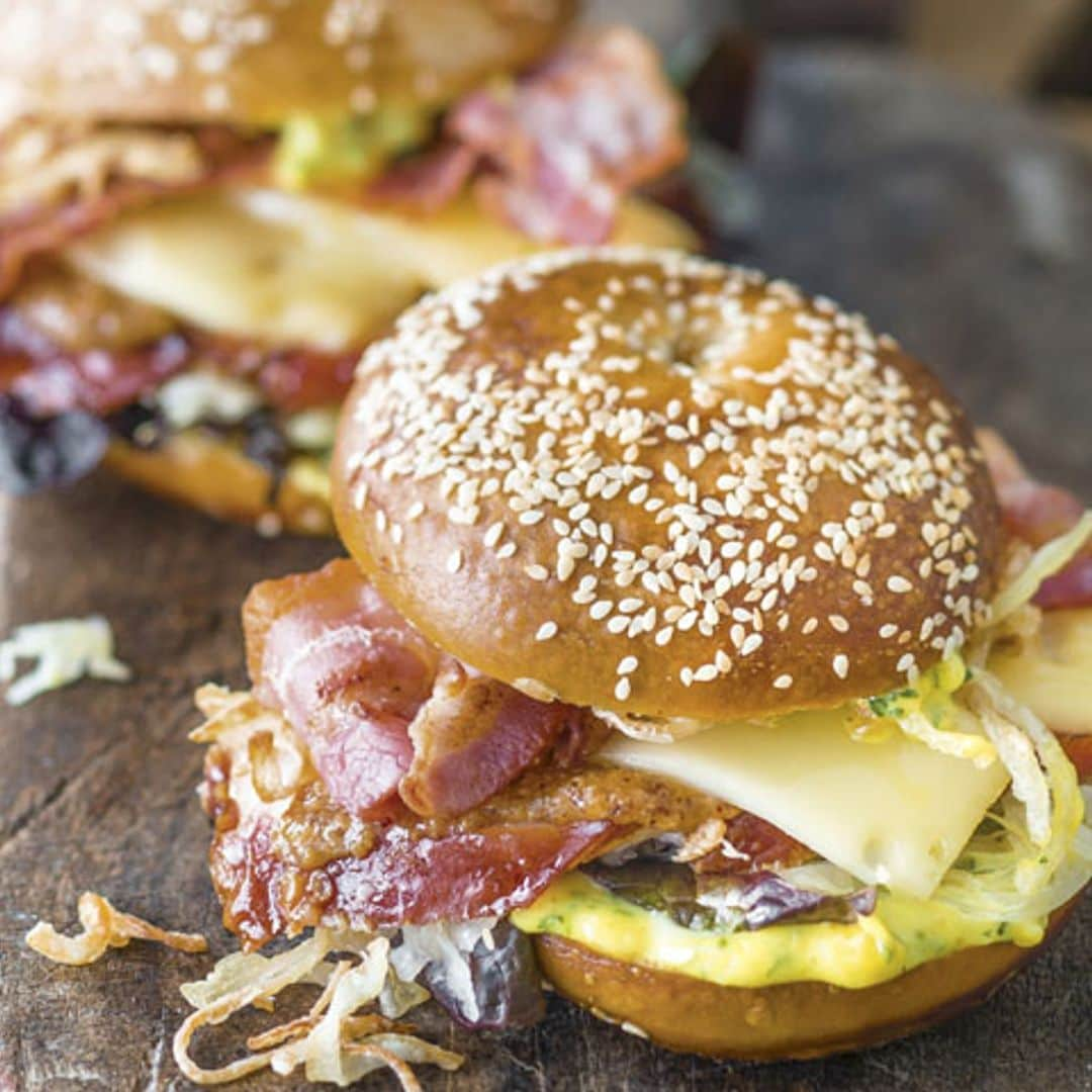 'Bagels' con beicon, queso y revuelto de huevos