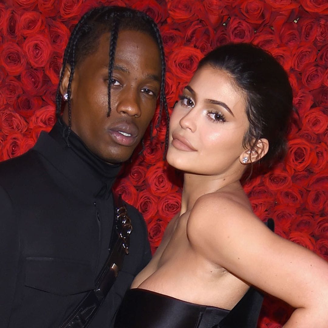 Kylie Jenner da la bienvenida a su segundo hijo y comparte la primera foto de su bebé