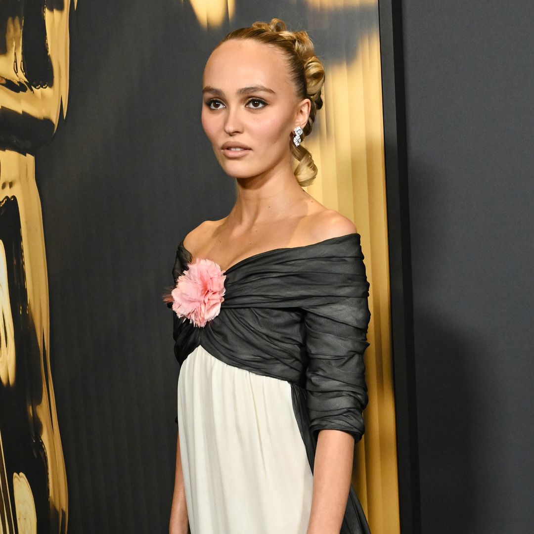 Lily Rose Depp apuesta en Los Ángeles por el moño de princesa con rizos que Bella Hadid llevó en Cannes