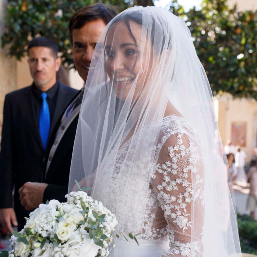 Carolina Monje, una novia velada con vestido de encaje floral en su boda con Álex Lopera