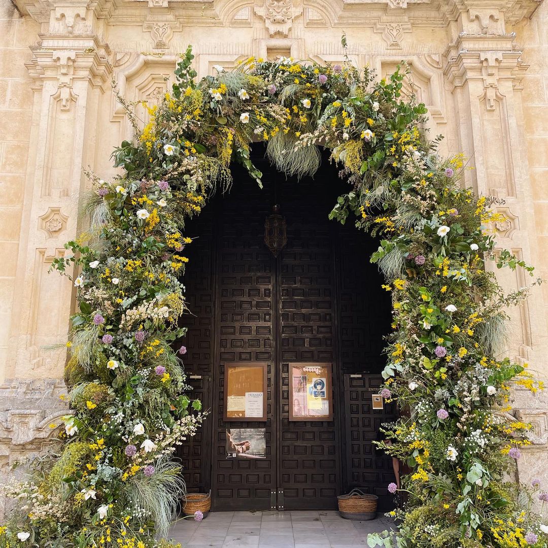 Arco floral silvestre en bodas