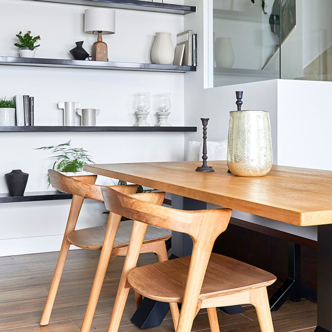 Latón, negro y madera, esta casa de obra nueva en Madrid se atreve con el trío de moda