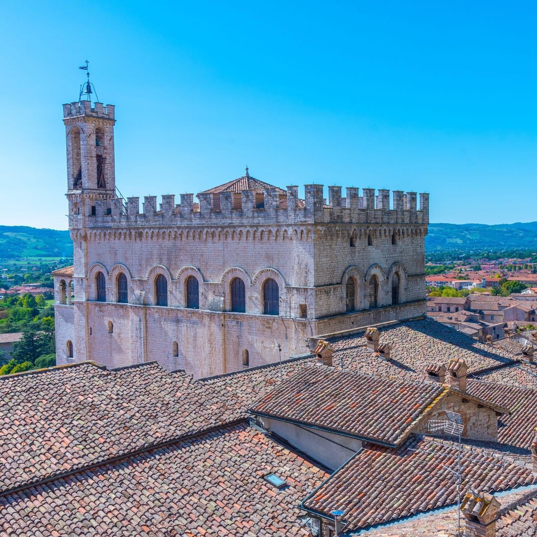 Tejados de Gubbio con el palazzo dei Consoli, en la región italiana de Umbría