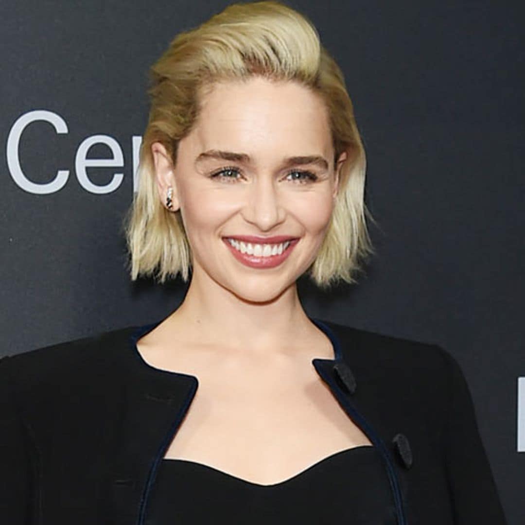 Vestidos de fiesta: con qué chaqueta combinarlos si eres bajita como Emilia Clarke