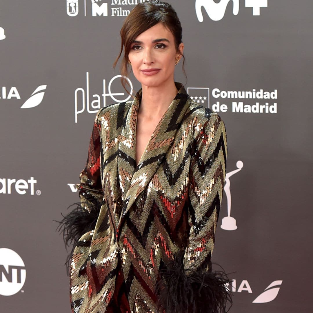 Premios Platino 2023: Paz Vega impacta en la alfombra roja con un traje de plumas y lentejuelas