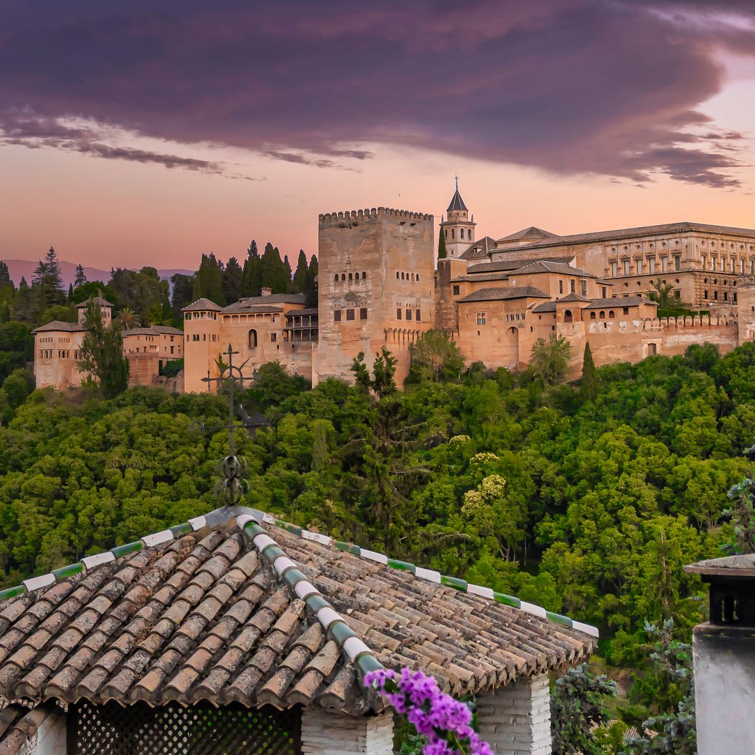 Vista de La Alhambra al anochecer desde el mirador de San Nicolás en Granada