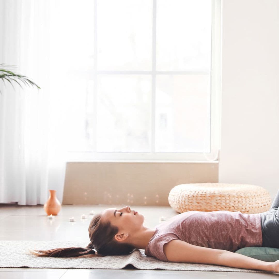 Si estás pensando en probar con el Pilates de pared, aquí tienes todo lo que debes saber