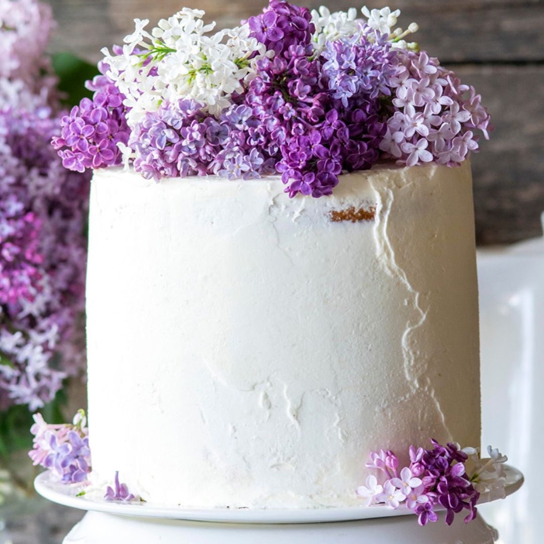 Tarta de chocolate blanco y lilas