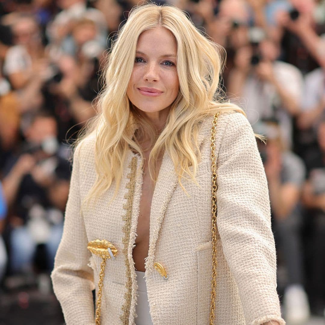 Sienna Miller, pura fantasía en Cannes con chaqueta joya de 'tweed' y vaqueros anchos