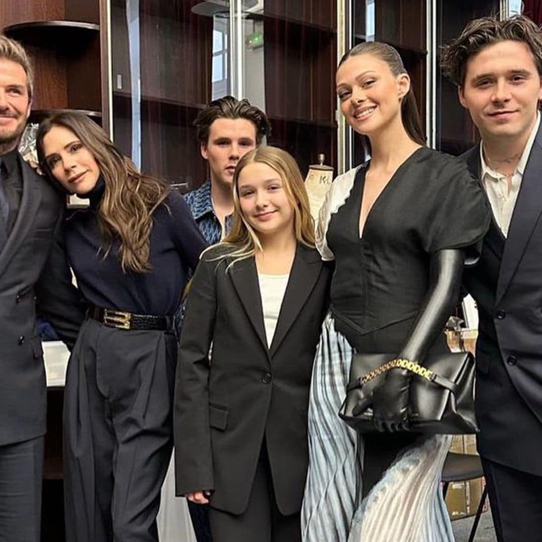 Victoria Beckham, arropada por su familia en su gran desfile parisino que ha fascinado a Nicola Peltz