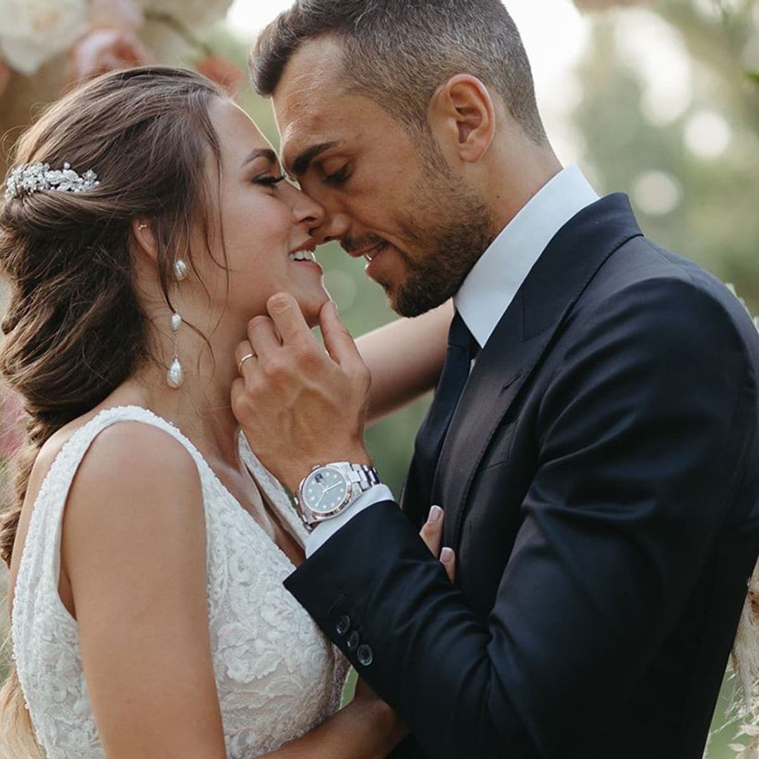 Dos románticos looks para Marta en su gran boda con el futbolista Joan Jordán