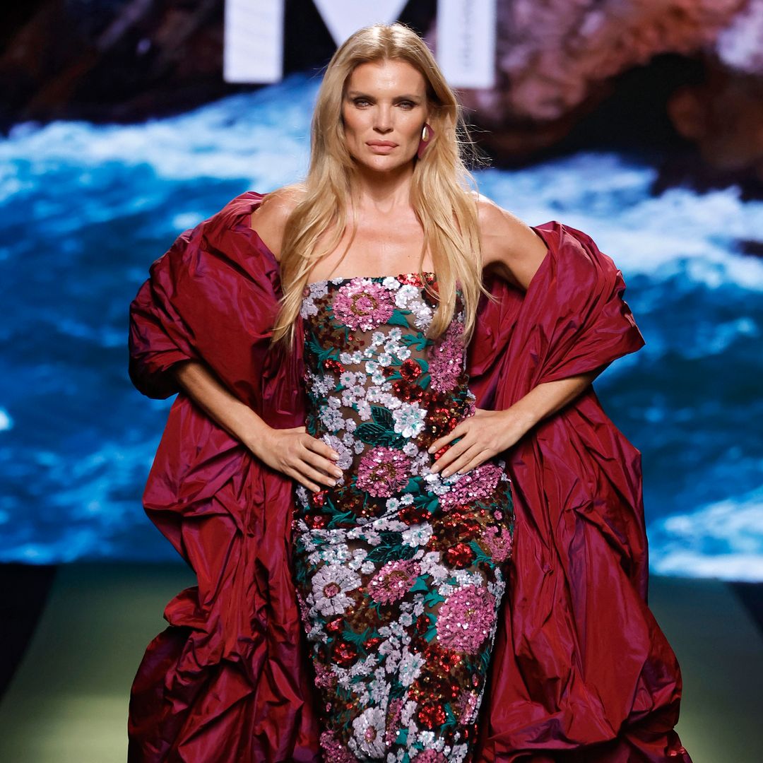 Una espectacular Esther Cañadas bañada en lentejuelas cierra el desfile con encanto francés de Lola Casademunt by Maite