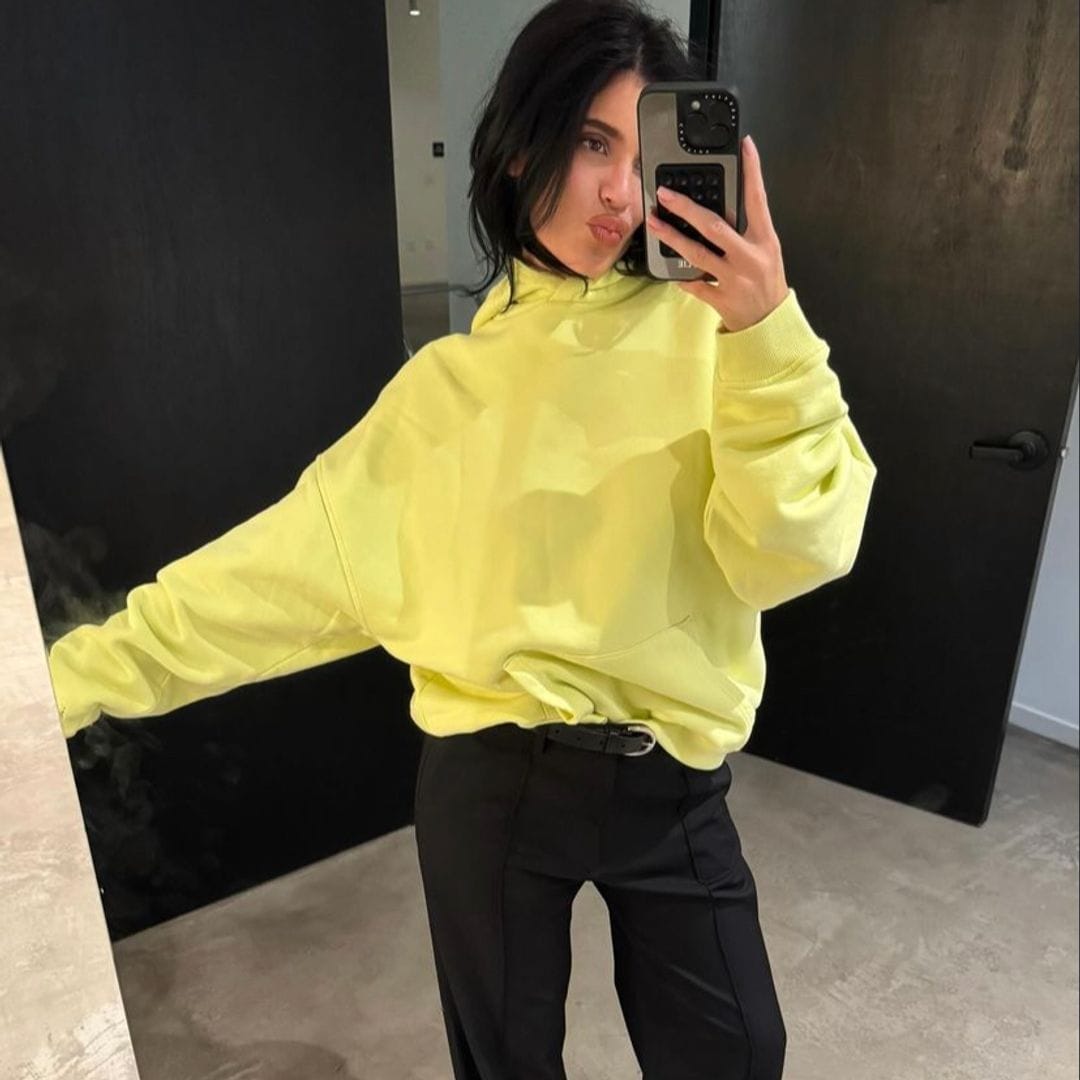 ¿Llevar sudadera al trabajo? Así puedes estilizarla según Kylie Jenner