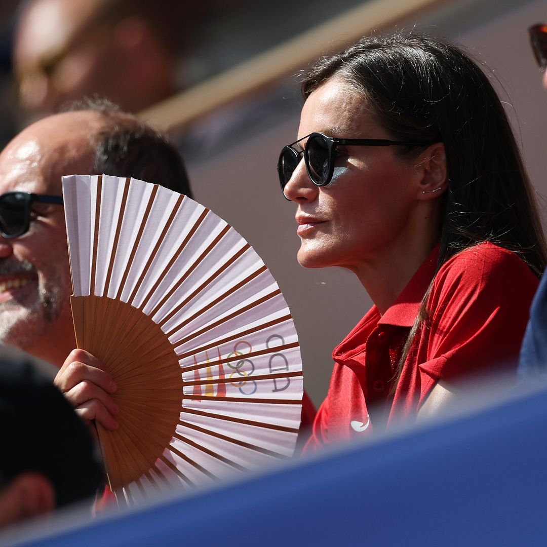 Los looks de la reina Letizia para disfrutar de los Juegos Olímpicos: vaqueros, gafas de sol y abanico