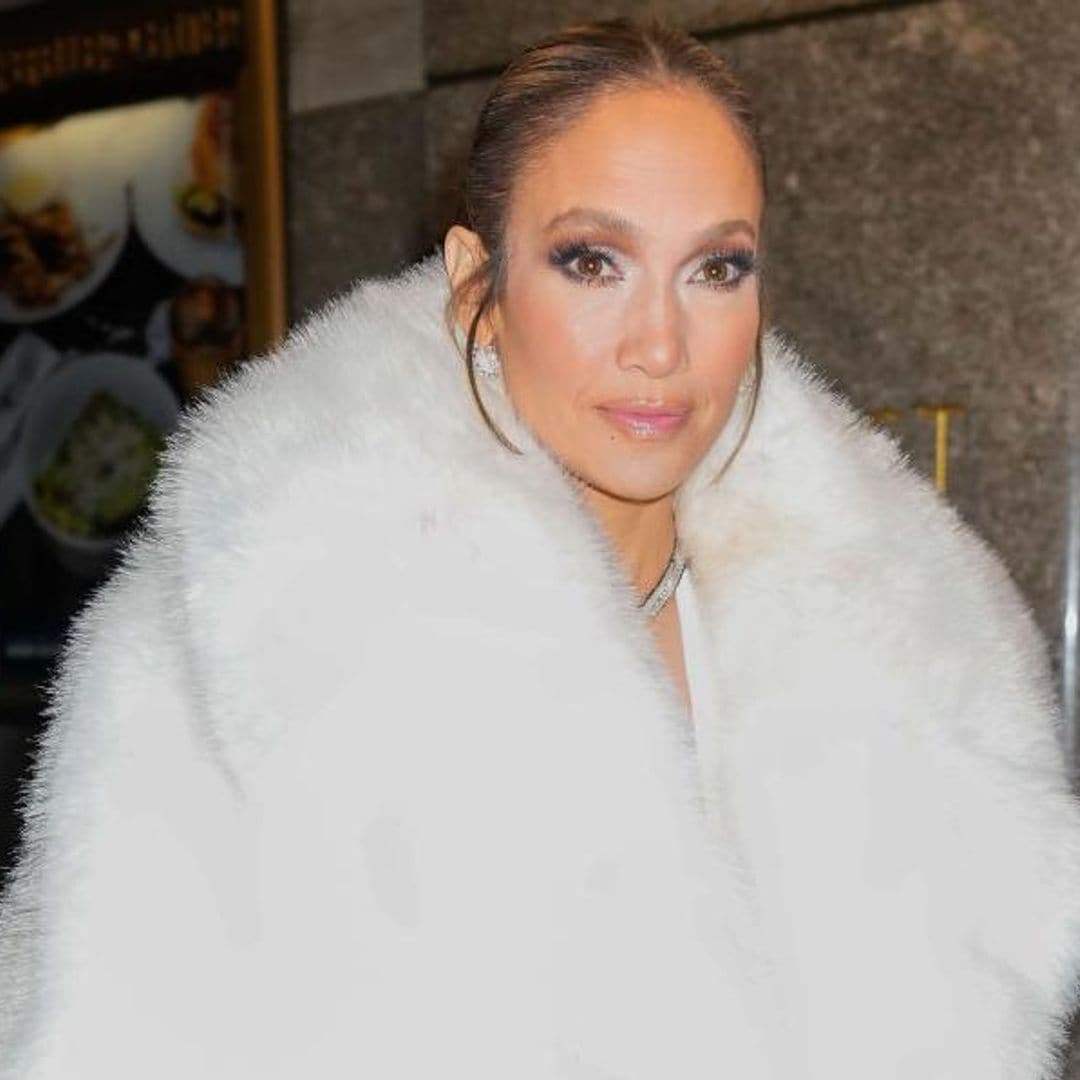 Jennifer Lopez es la reina de la tendencia ‘mob wife’ en dos ‘maxi’ abrigos