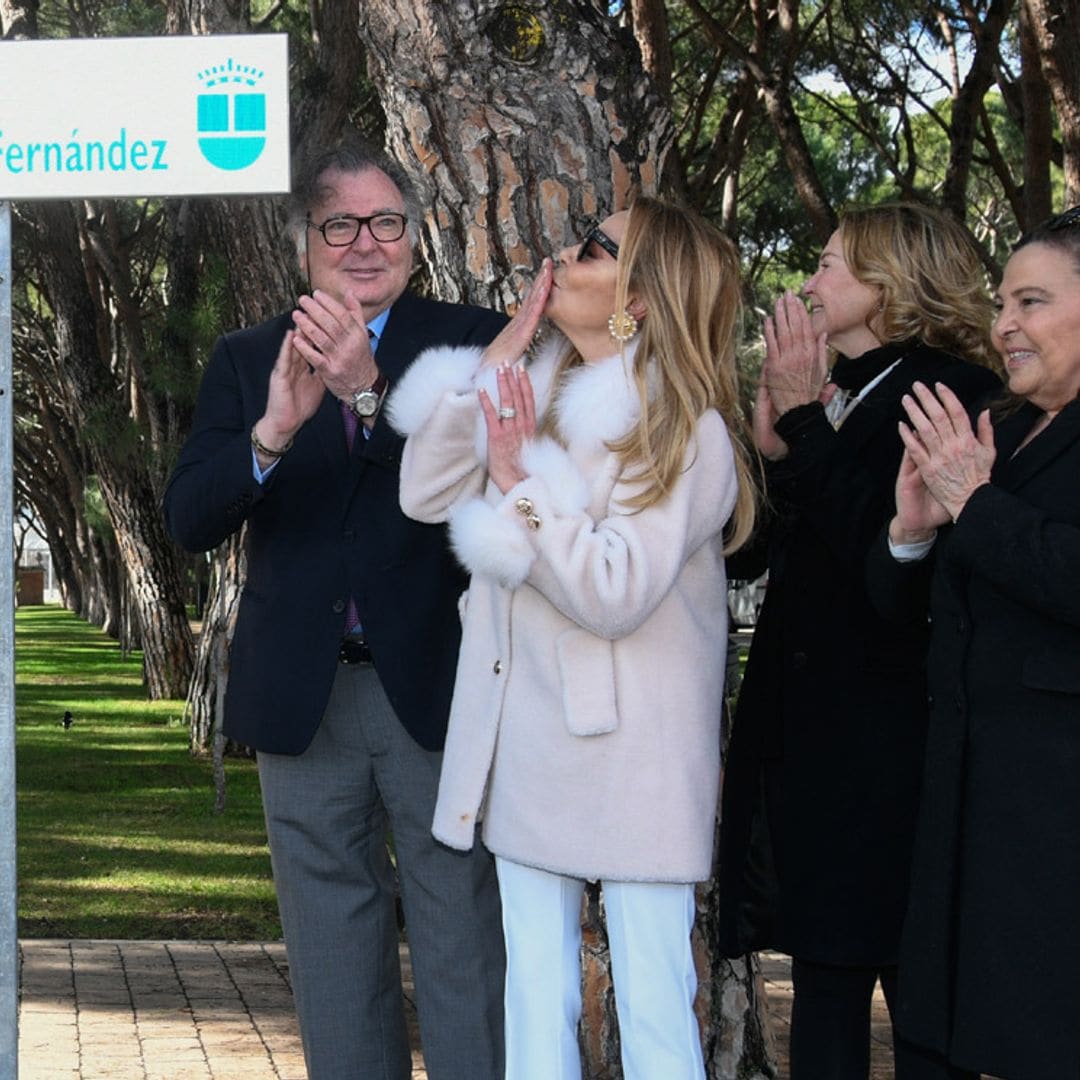 Ana Obregón y sus hermanos inauguran emocionados una calle con el nombre de su padre