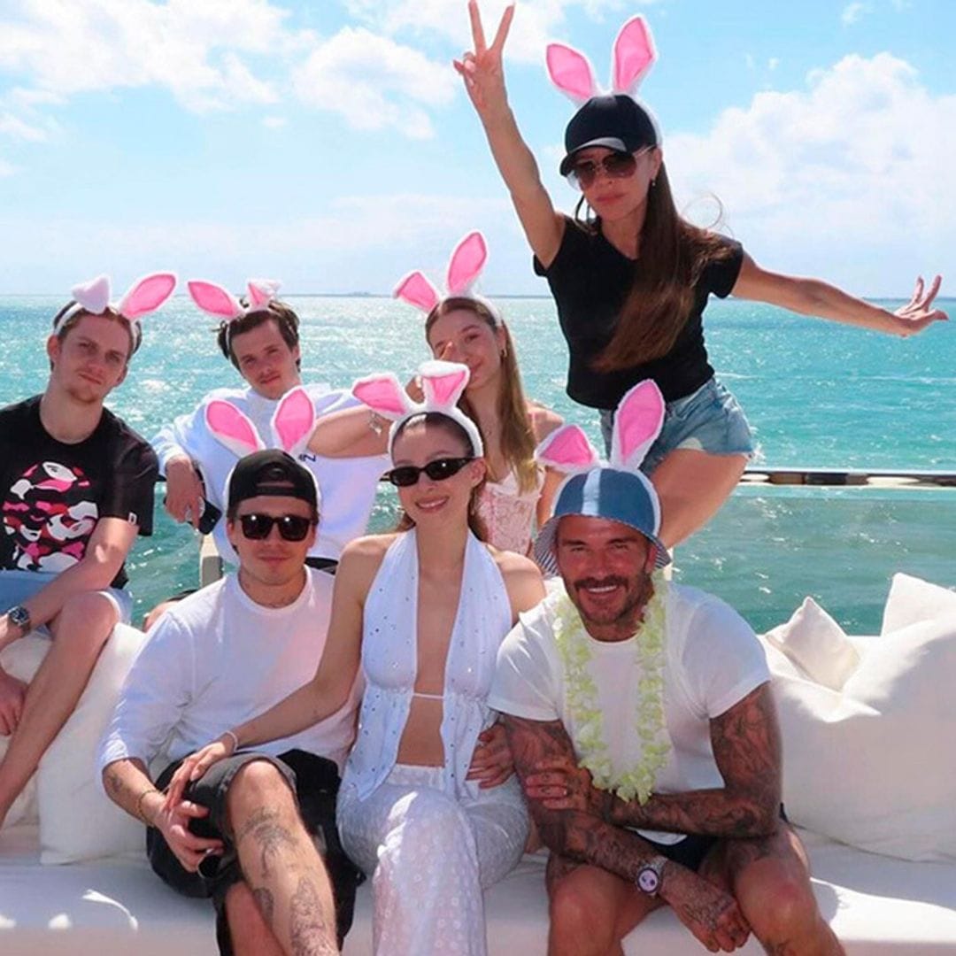 Así han pasado los Beckham las vacaciones de Pascua: en yate, disfrazados y Victoria bailando con Nicola Peltz