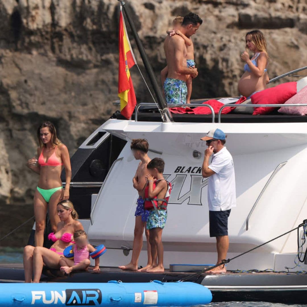 Sergio Busquets y Jordi Alba disfrutan de las aguas de Ibiza junto a sus familias a bordo de un espectacular yate