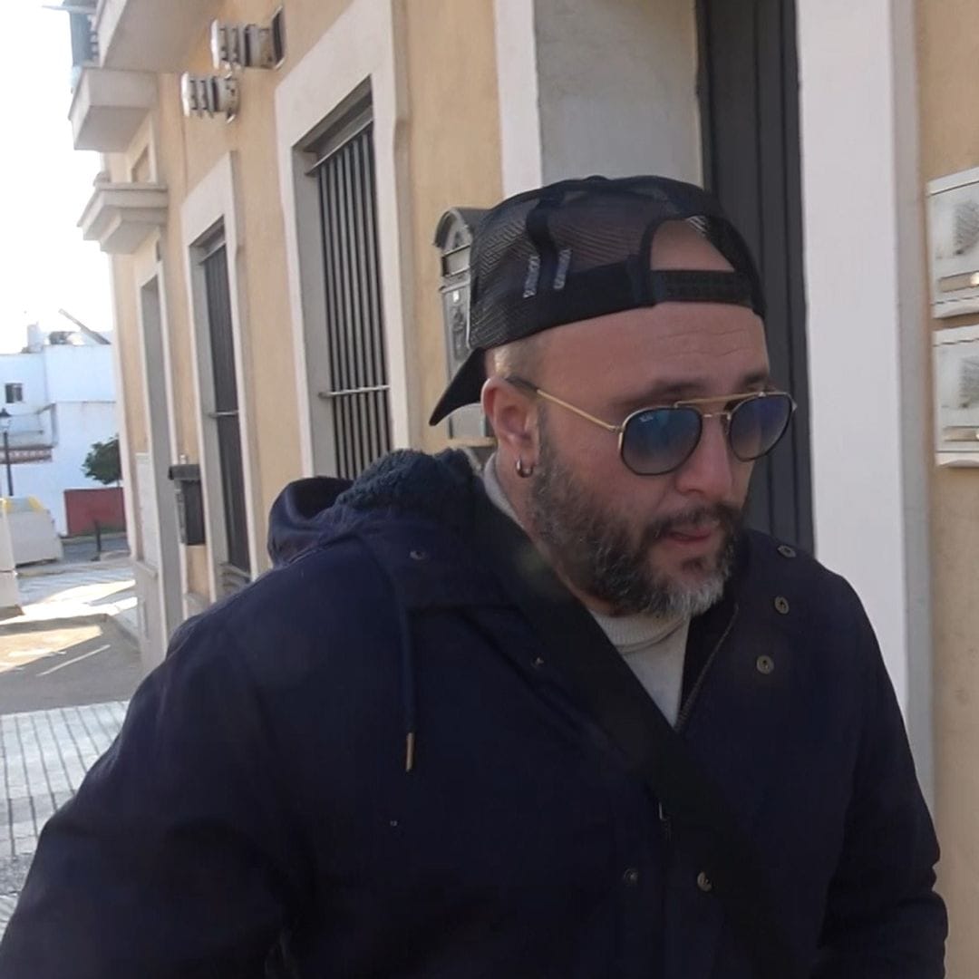 Kiko Rivera, con semblante serio en su regreso a Sevilla tras pasar el fin de semana con su prima Anabel