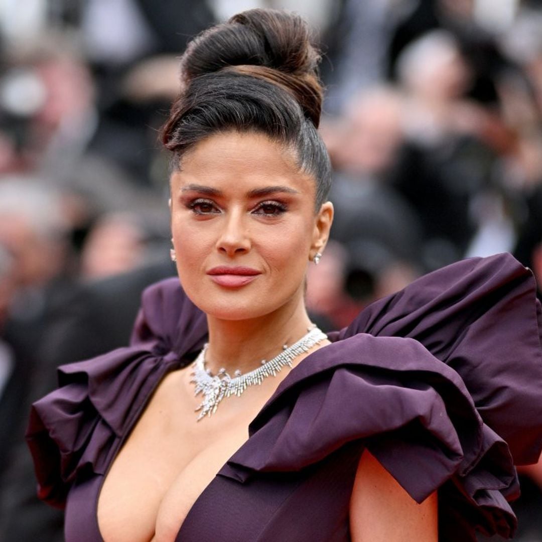 Salma Hayek sorprende en la alfombra roja con un diseño de Alexander McQueen