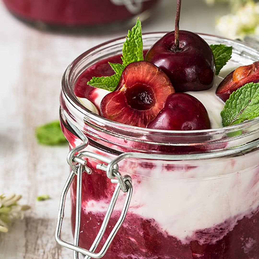 Mousse de lavanda y tomillo con mermelada de cerezas