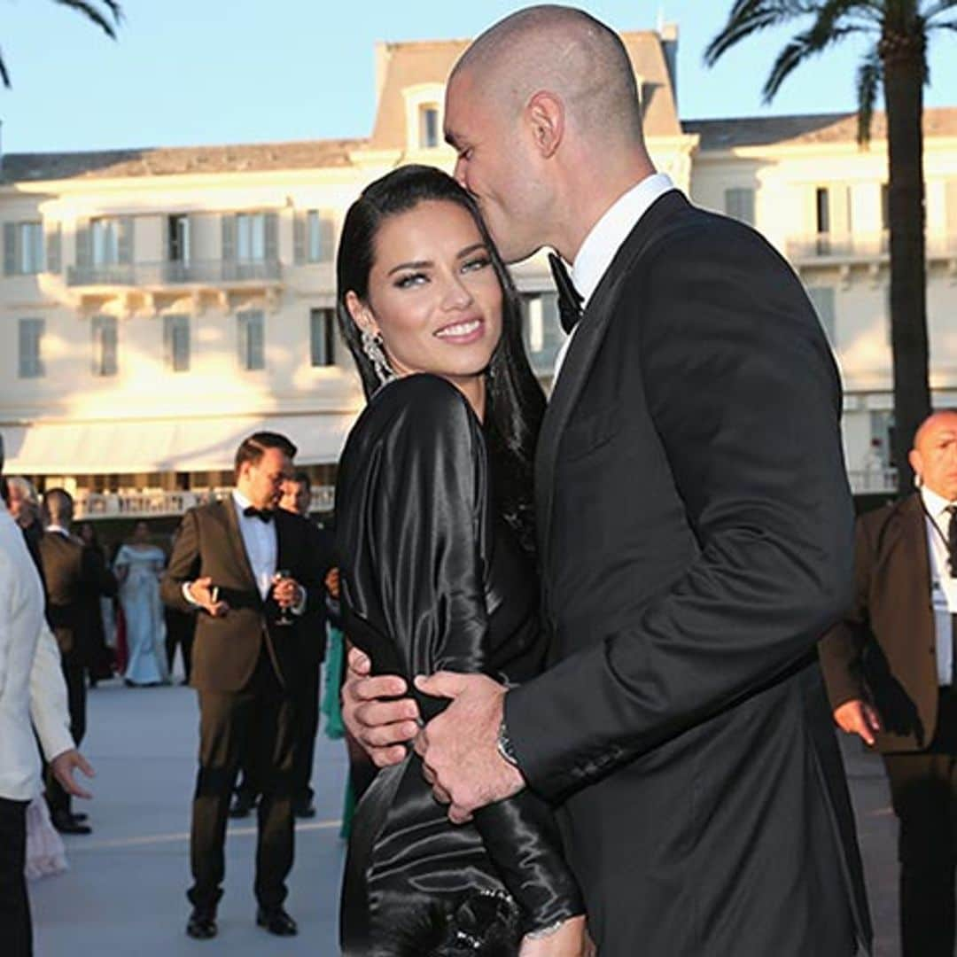 Adriana Lima, todo amor en la gala amfAR de Cannes (¡tenemos beso con su novio!)