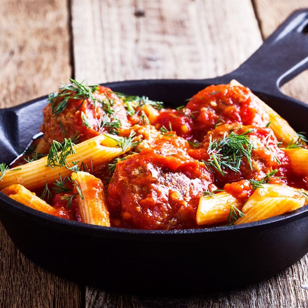 Albóndigas y 'penne' con salsa picante de tomate