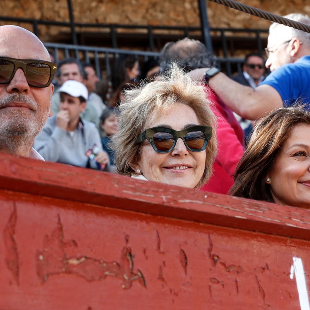 Ana Rosa Quintana y su marido, tarde de toros junto a Nuria González y su hija desde la barrera