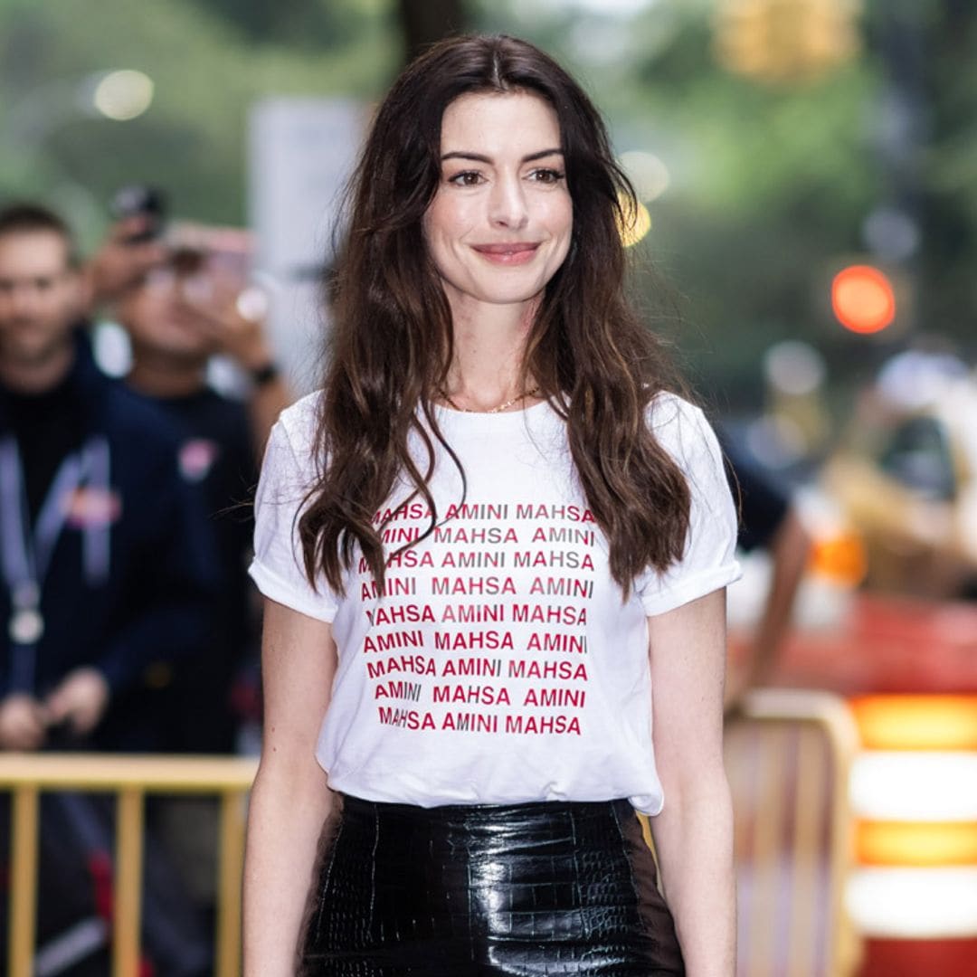 ¿Por qué ha generado polémica el último look de Anne Hathaway con camiseta y falda de cuero?