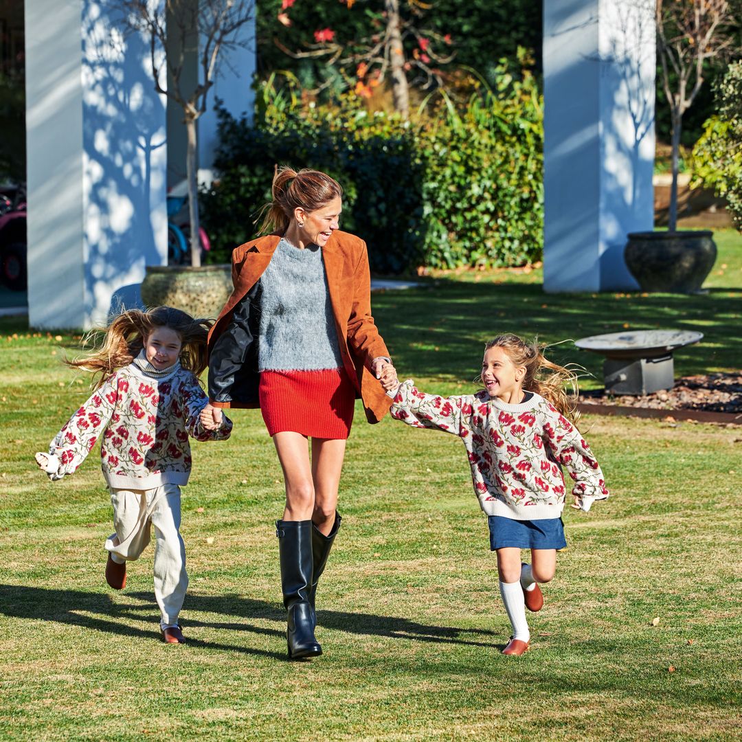 Carla Pereyra jugando con sus hijas