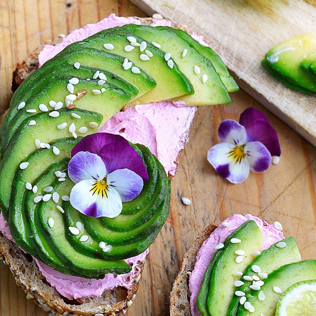 Tosta de aguacate con queso crema a la remolacha